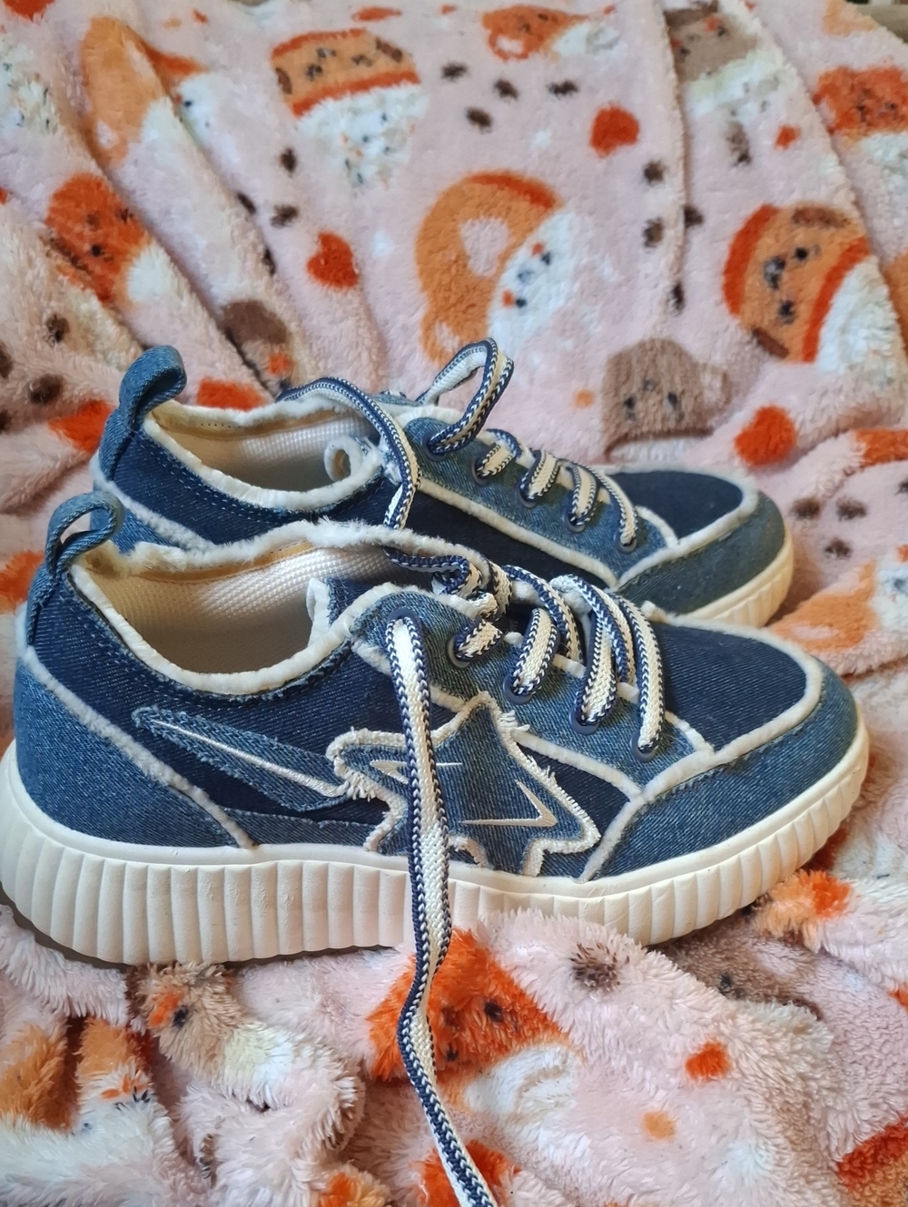 Denim-Style Blue Sneakers with Contrast Trim